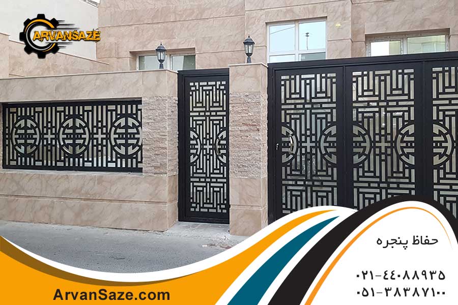 تصویر درب حیاط و درب پارکینگ فلزی مشکی رنگ با طرح ست، به همراه حفاظ پنجره و نرده با طرح ست شده با درب ورودی